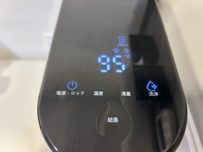 ティファールの瞬間湯沸かしケトル「ヴィテス 2.0L」のクエン酸洗浄ボタンが点灯しているところ