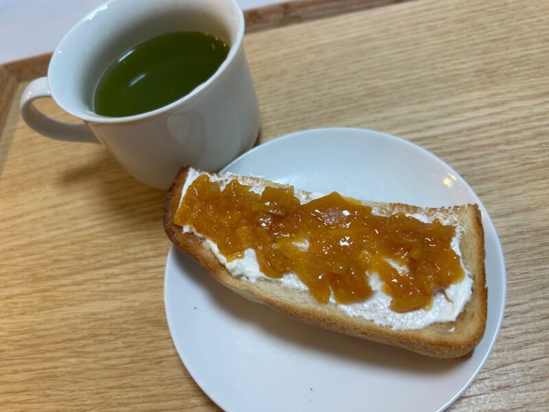 ティファールの瞬間湯沸かしケトル「ヴィテス 2.0L」で適温で美味しく淹れた緑茶とトーストの朝食