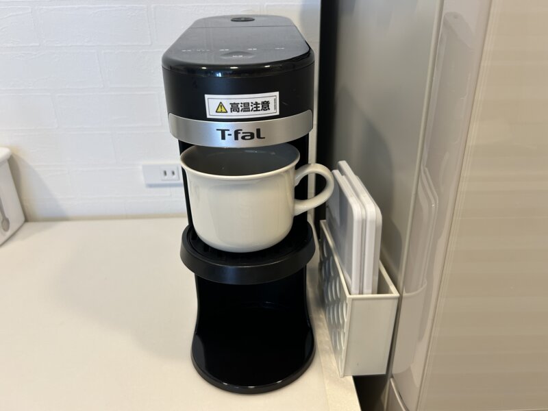 ティファールの瞬間湯沸かしケトル「ヴィテス 2.0L」でマグカップに給湯する時、お湯の飛び散りを防ぐため一番高い場所にトレイを設置している状態