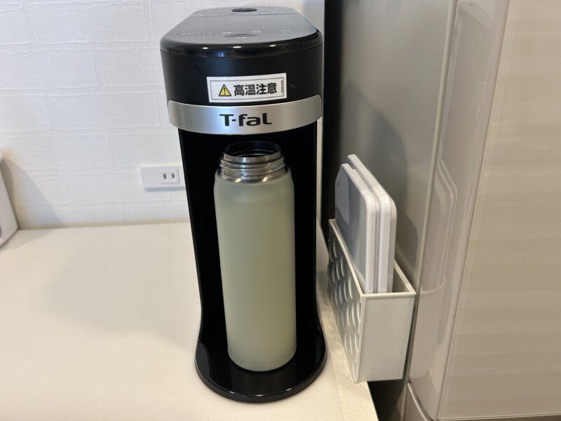 ティファールの瞬間湯沸かしケトル「ヴィテス 2.0L」で高さのある水筒に給湯する時、トレイを外している状態